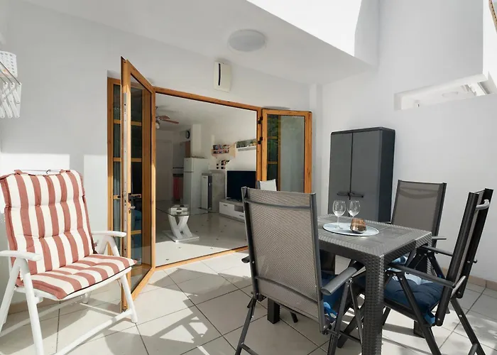 Апартаменти Geranios 82 *